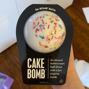 Cake bomb bath bomb